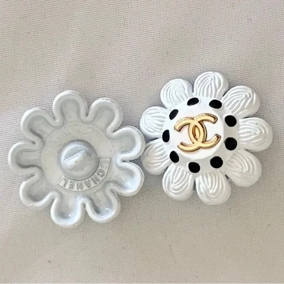 5 - 💯 Authentic Chanel Vintage Buttons! - Picture 4 of 5
